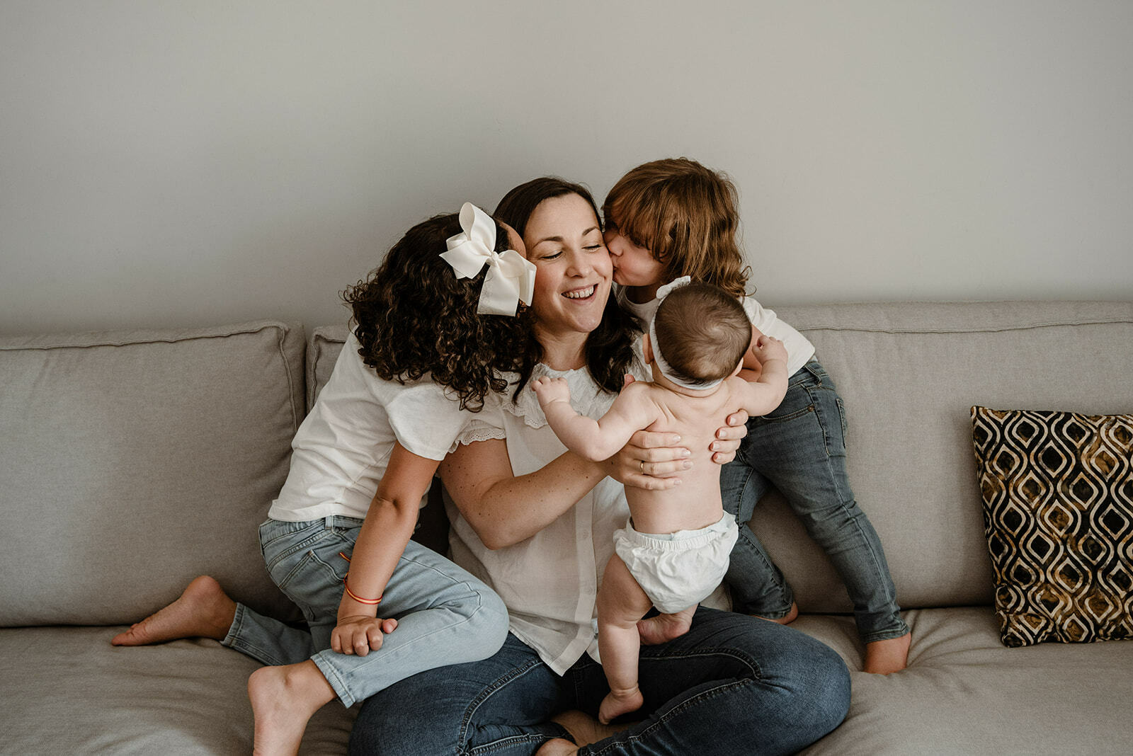 Una madre compartiendo un momento de cariño con sus tres hijas