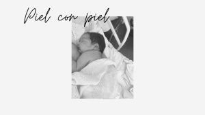 Recién nacido con gorro dormido piel con piel sobre el pecho de su madre en la cama del hospital