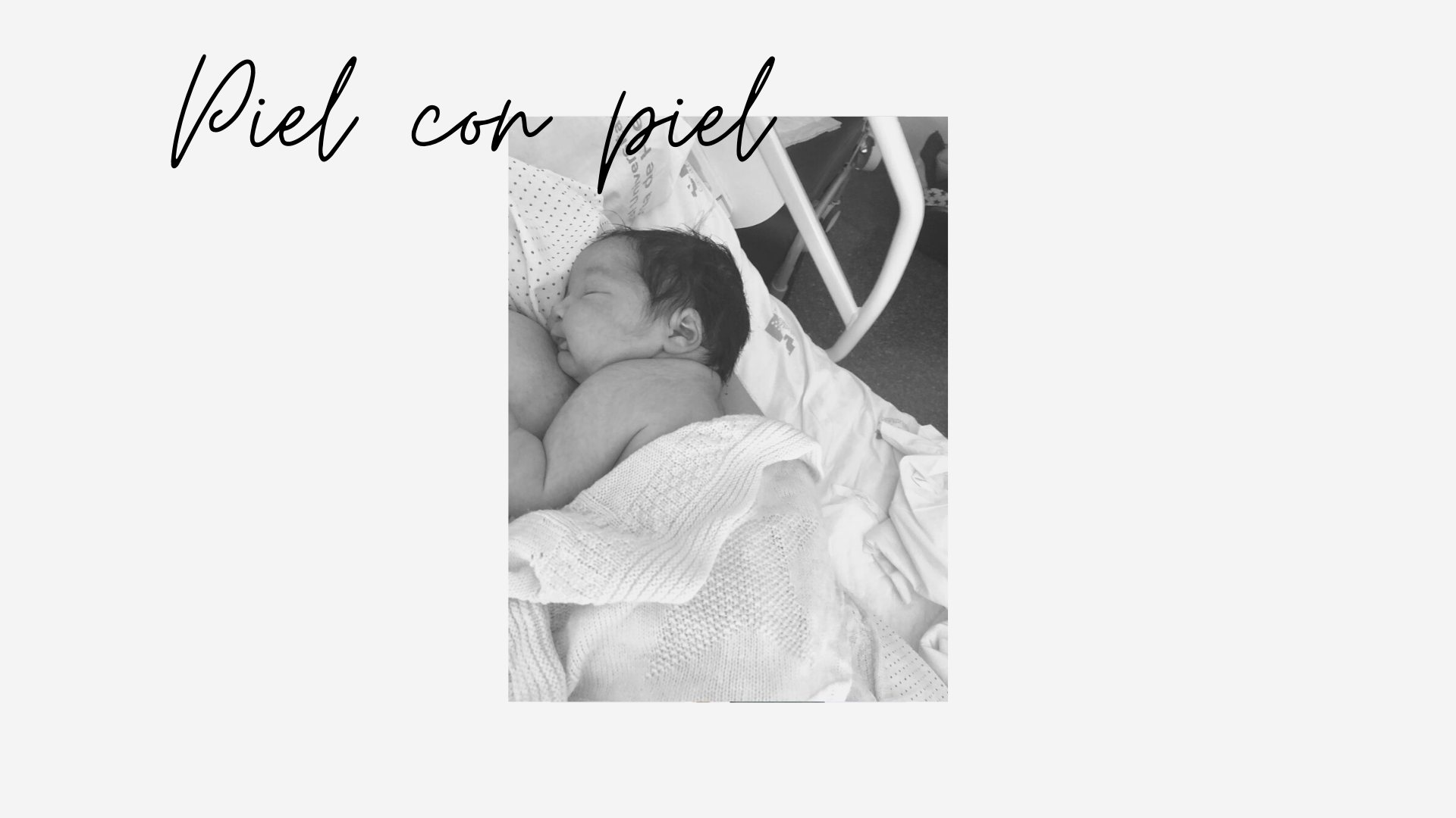 Recién nacido con gorro dormido piel con piel sobre el pecho de su madre en la cama del hospital